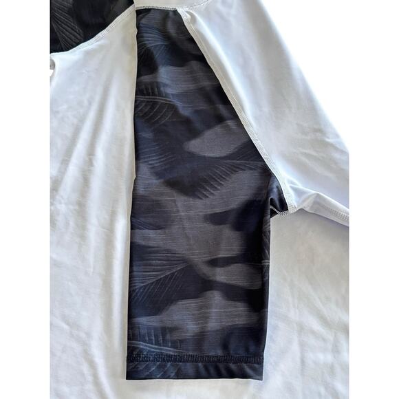 Quicksilver Rash Guard Shirt Medium Gray White Color Block Surfing Short Sleeve - Picture 4 of 7